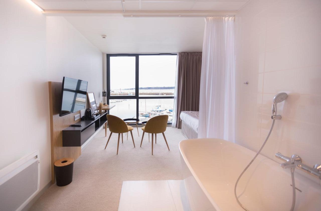 Le Nautica Hotel เปโรส กีเรค ภายนอก รูปภาพ