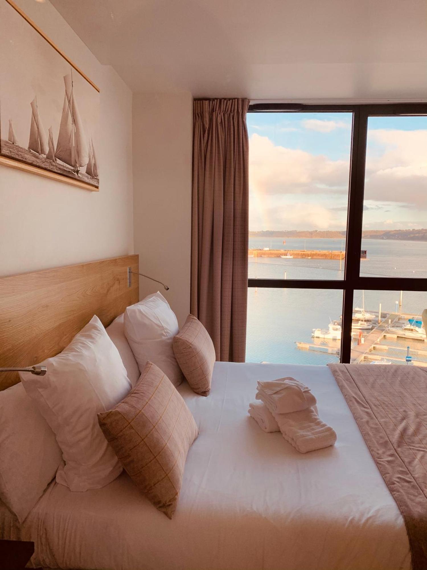 Le Nautica Hotel เปโรส กีเรค ภายนอก รูปภาพ