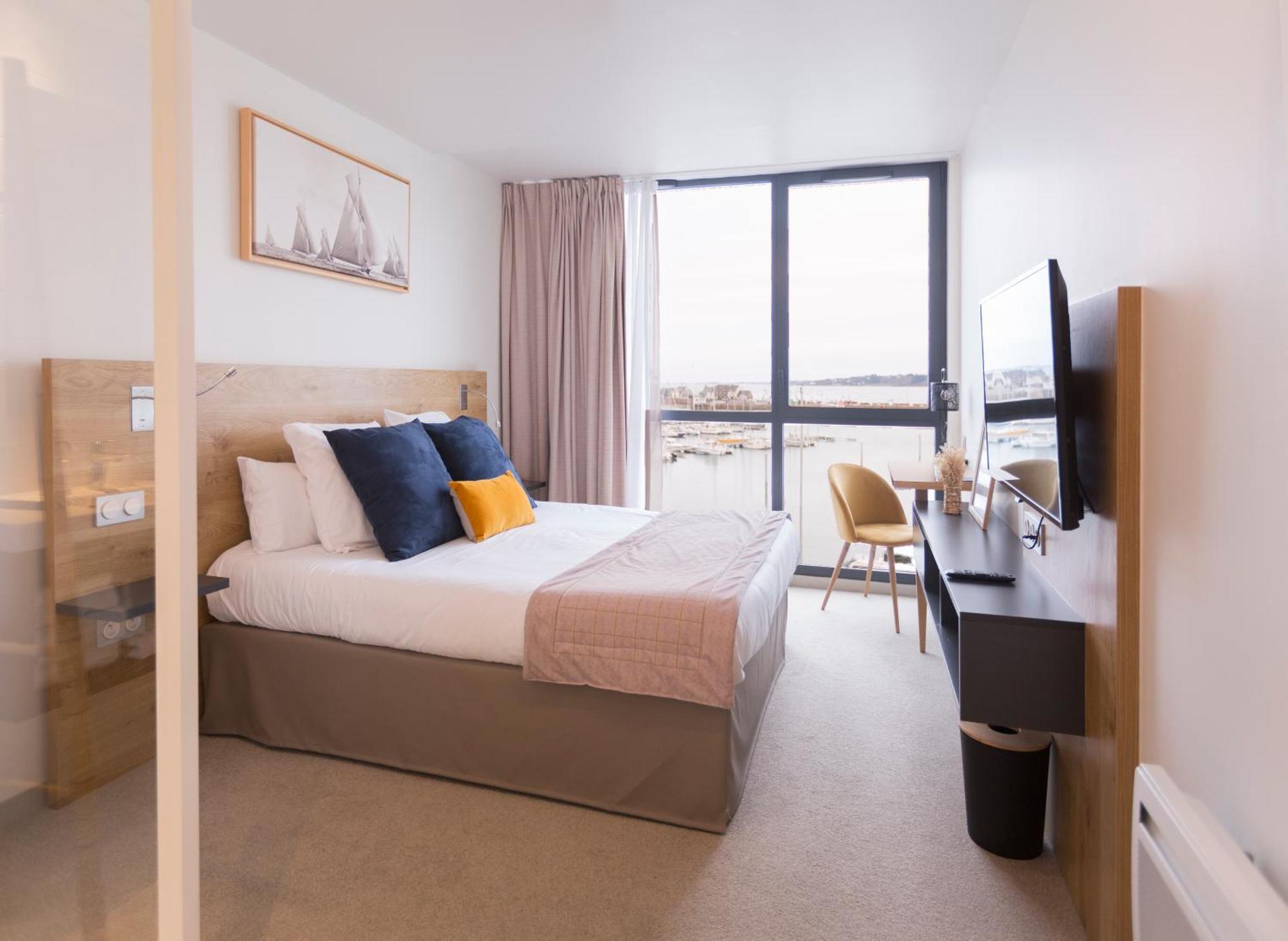 Le Nautica Hotel เปโรส กีเรค ภายนอก รูปภาพ